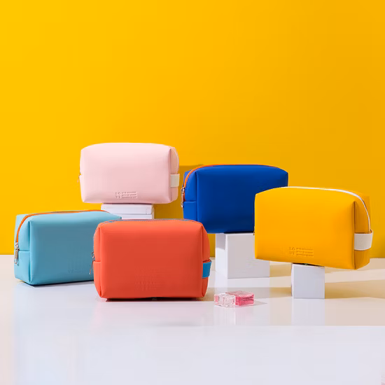 Les cosmétiques en cuir d'unité centrale de logo fait sur commande mettent en sac le sac cosmétique de femmes de sac de maquillage de toilette simple